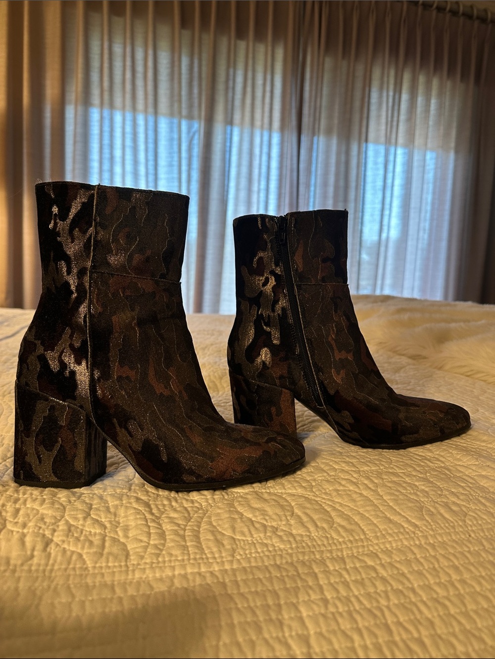 Camouflage-Pattern Block Heel Ankle Boots - Brown
